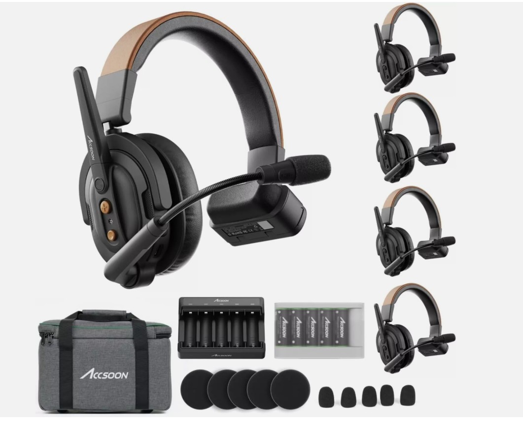 ภาพคนกำลังใช้อินเตอร์คอมไร้สาย